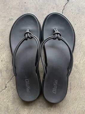 OluKai Black Knotted Strap Women’s Flip Flop Sandal W6
